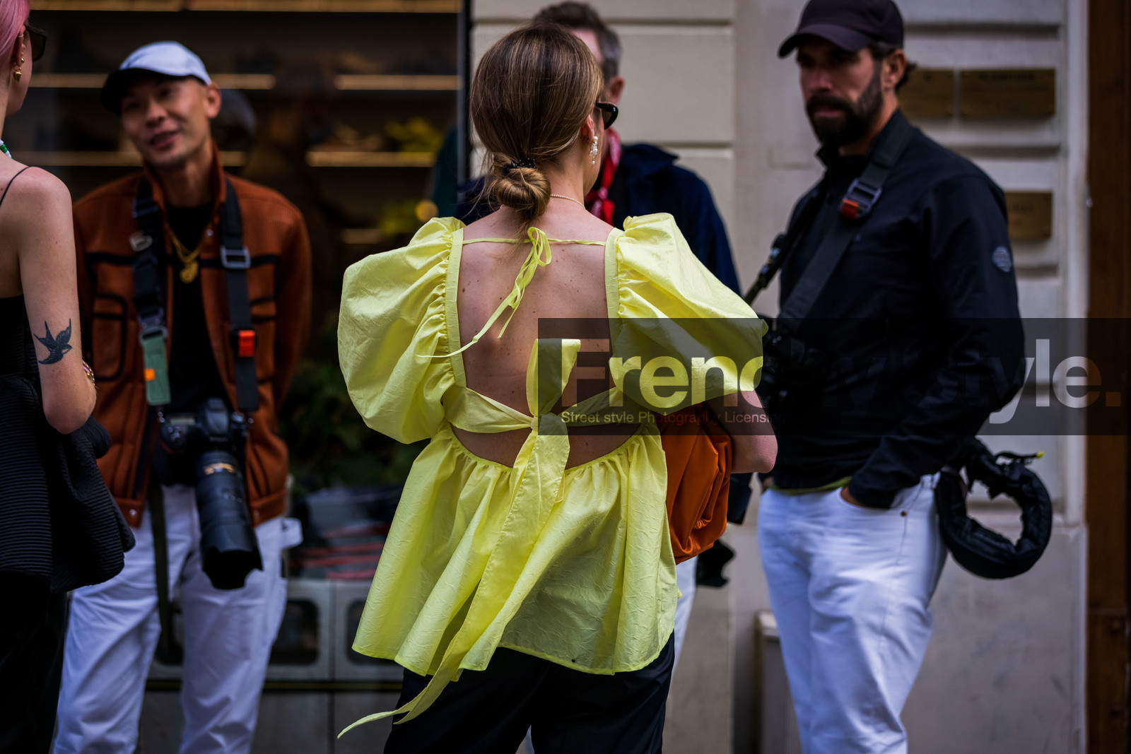back, back detail, ballon sleeves, bow, bun, hairstyle, open back, orange bag, yellow top, street style, jonathan paciullo, FW, frenchystyle, fashion week, PFW, PARIS, SPRING SUMMER 2022, SS 22, horizontal, atmosphere details