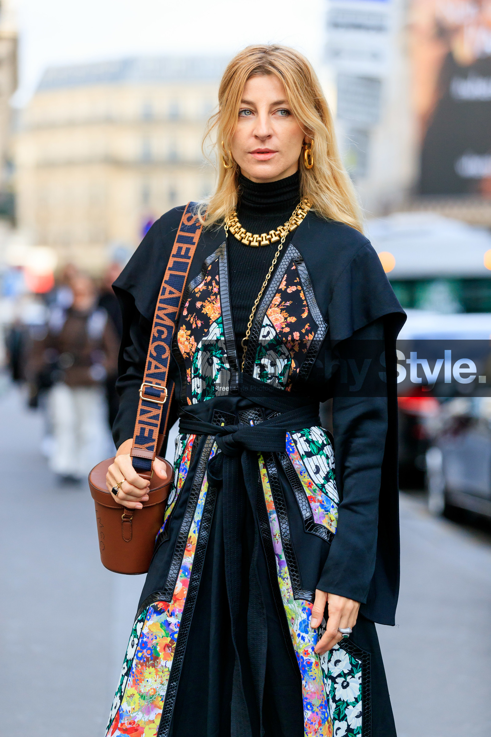 ada kokosar, black dress, turtleneck dress, knit dress, kimono jacket, black jacket, long jacket, floral print jacket, stella mccartney bag, logo strap bag, brown leather bag, box bag, bucket bag, big chain necklace, golden necklace, golden earrings, paco rabanne earrings, animal skin jacket, belted jacket, PARIS, PFW, SPRING SUMMER 2020, SS 20, fashion week, frenchystyle, FW, jonathan paciullo, street style, vertical, atmosphere details, detail