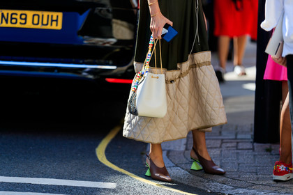 jacquemus shoes, brown leather shoes, green heel, geometrical heel, quilted dress, white leather bag, animal skin bag, chain strap bag, golden chain strap bag, bucket bag, fashion week, frenchystyle, FW, jonathan paciullo, street style, atmosphere details, horizontal, detail