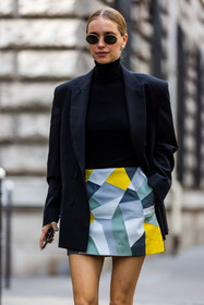 black blazer, black sunglasses, black turtleneck, blazer, grey skirt, leather skirt, ovale sunglasses, patchwork, Pernille Teisbaek, print, printed skirt, short skirt, skirt, sunglasses, turtleneck, street style, jonathan paciullo, FW, frenchystyle, fashion week, PFW, PARIS, SPRING SUMMER 2022, SS 22, vertical, atmosphere details