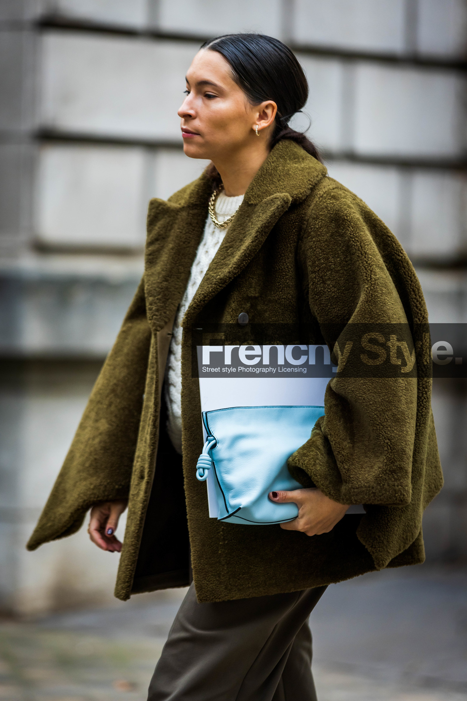 bag, blue bag, blue pouch, Clara Cornet, coat, ecru knitwear, khaki coat, khaki pants, knitwear, leather bag, light blue bag, light blue pouch, loewe bag, oversize coat, pants, pouch, street style, jonathan paciullo, FW, frenchystyle, fashion week, PFW, PARIS, SPRING SUMMER 2022, SS 22, vertical, atmosphere details