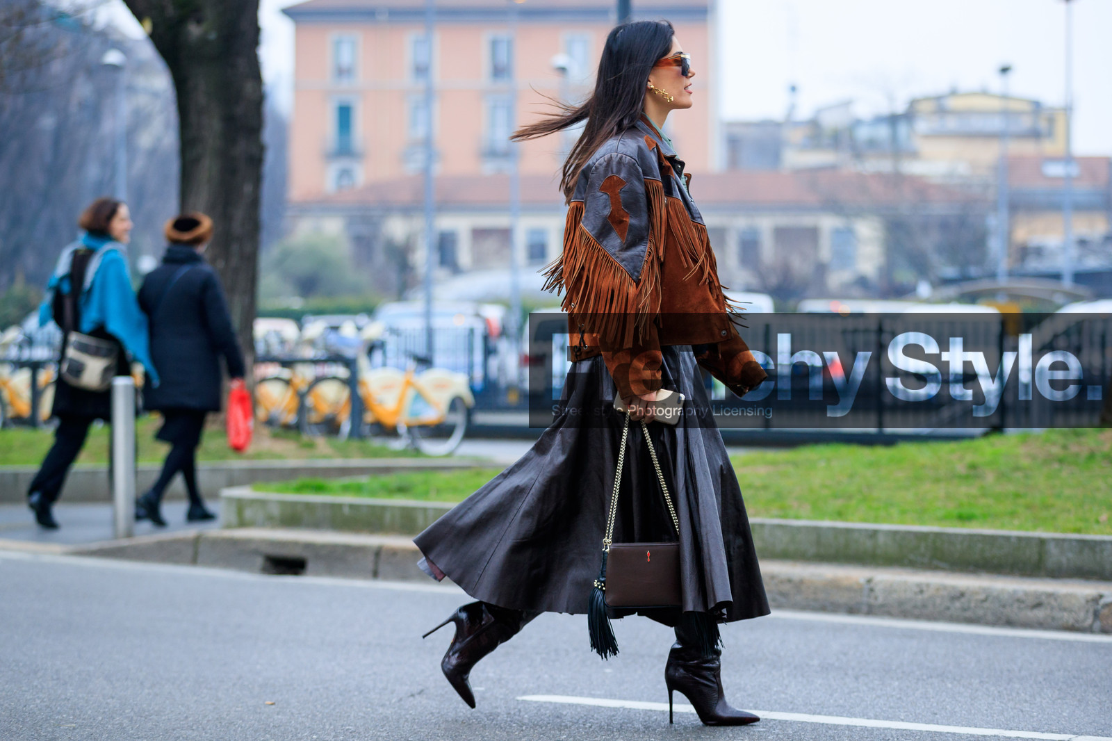 atmosphere details, AUTUMN WINTER 2017-2018, AW 17-18, black bag, black shoes, brown bag, brown boots, brown jacket, brown skirt, FALL WINTER 2017-2018, fashion week, frenchystyle, fringes, full length, FW, FW 17-18, high boots, high heels, horizontal, jonathan paciullo, leather bag, leather jacket, leather shoes, leather skirt, MFW, MILAN, street style, sunglasses, tone on tone, total look brown