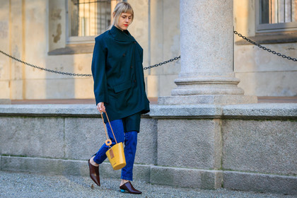 black jacket, blue denim, brown shoes, denim pants, high heels, jacquemus, jeans, leather bag, leather shoes, trousers, yellow bag, fashion week, frenchystyle, FW, jonathan paciullo, street style, MFW, MILAN, AUTUMN WINTER 2018-2019, FALL WINTER 2018-2019, FW 18-19, horizontal, atmosphere details, full length, linda tol