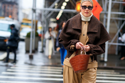 chylak bag, brown leather bag, hand bag, animal skin bag, beige leather coat, beige leather shirt, beige leather pants, brown coat, white pullover, turtleneck pullover, butterfly sunglasses, fashion week, frenchystyle, FW, jonathan paciullo, street style, NYFW, NEW YORK, AUTUMN WINTER 2020-2021, FALL WINTER 2020-2021, FW 20-21, horizontal, atmosphere details, detail