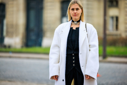 blond hair, black choker, pearl choker, white coat, black top, buttoned top, corset, black pants, fashion week, frenchystyle, FW, jonathan paciullo, street style, PARIS, PFW, SPRING SUMMER 2022, SS 22, atmosphere details, detail, horizontal, linda tol