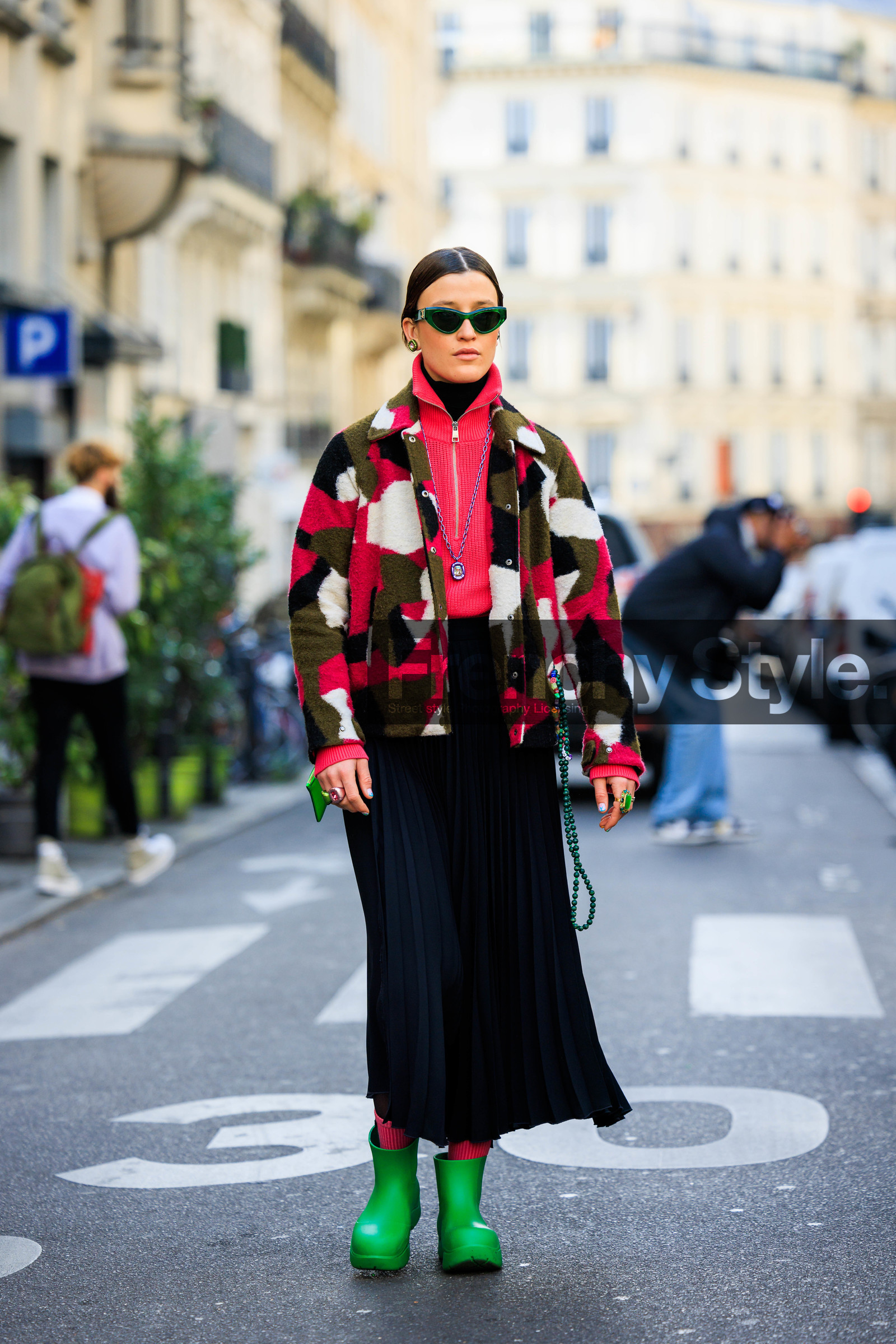 multicolor jacker, pink zipped hoodie, black turtleneck, green sunglasses, black skirt, longskirt, pleated skirt, bottega veneta boots, green bottines, pink socks, long necklaces, street style, jonathan paciullo, FW, frenchystyle, fashion week, AUTUMN WINTER 2022-2023, FALL WINTER 2022_2023, FW 22-23, PFW, PARIS, full length, vertical