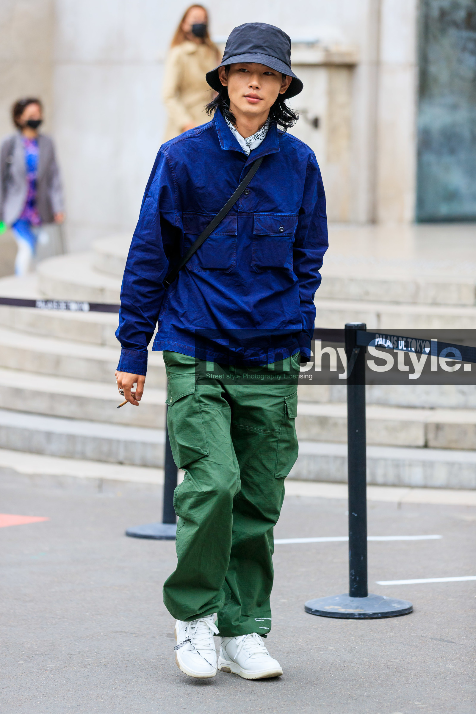 navy blue shirt, kaki pants, cargo pants, black hat, white leather sneakers, fashion week, frenchystyle, FW, jonathan paciullo, street style, PFW, PARIS, SPRING SUMMER 2022, SS 22, vertical, full length