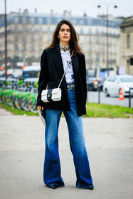 casual look, chanel, haute couture, black blazer, white tshirt, wideleg jeans, classic jeans, silver belt, black shoes, white handbag, chanel bag, dual toned bag, silver choker, shiny choker, fashion week, frenchystyle, FW, jonathan paciullo, street style, PARIS, PFW, SPRING SUMMER 2022, SS 22, full length, vertical, chiara totire