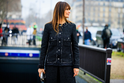 buttoned jacket, white clutch, tweed set, chanel, black jacket, tweed jacket, tweed coat, full black look, black trousers, haute couture, fashion week, frenchystyle, FW, jonathan paciullo, street style, PARIS, PFW, SPRING SUMMER 2022, SS 22, atmosphere details, detail, horizontal, caroline de maigret