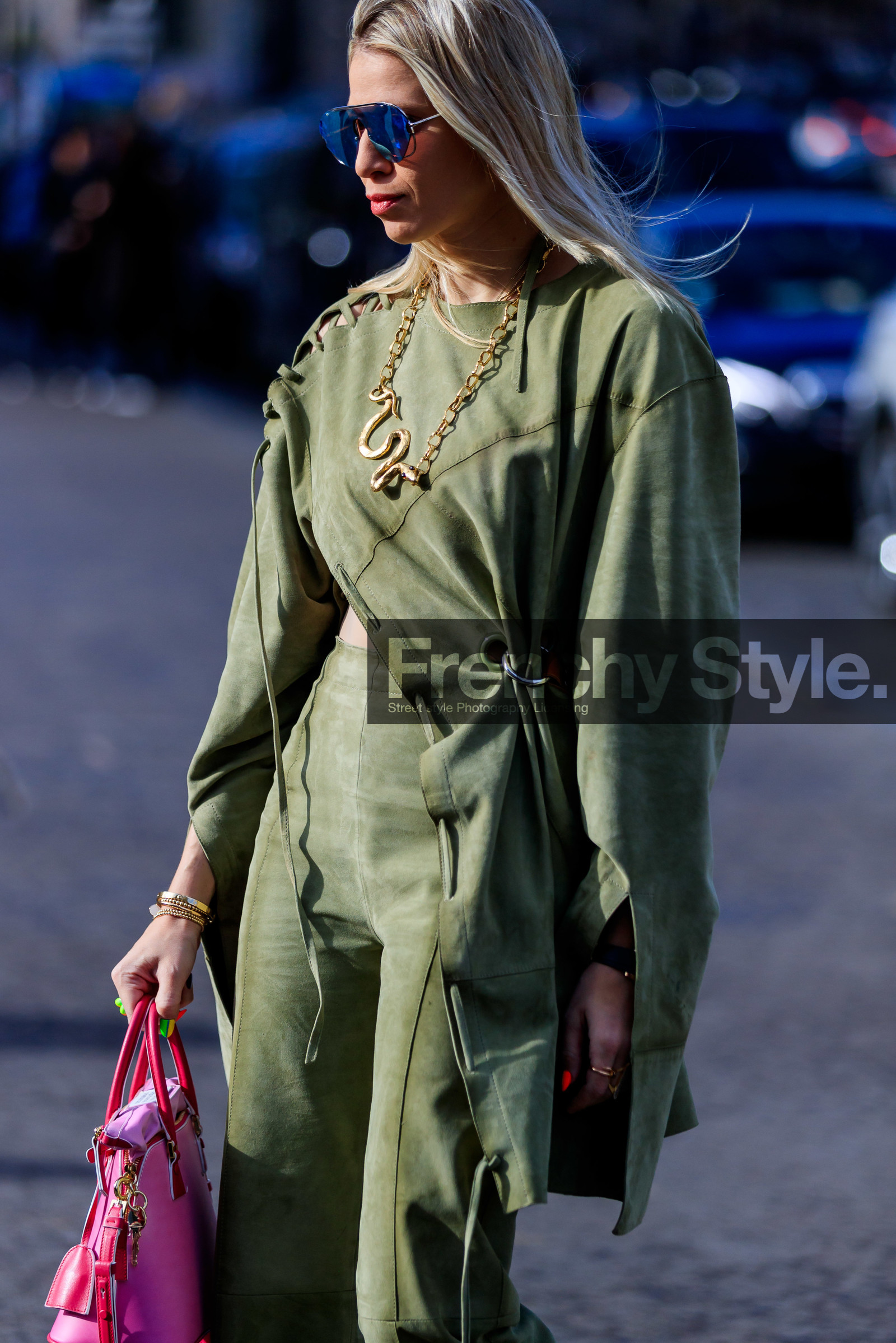 kaki top, kaki pants, kaki suede pants, kaki suede top, suede pants, suede top, asymmetrical top, long sleeves top, lace top, aviator sunglasses, metalic frame sunglasses, blue sunglasses, mirror sunglasses, golden necklace, long necklace, big chain necklace, animal shape necklace, pink leather bag, hand bag, cropped top, split sleeves, fashion week, frenchystyle, FW, jonathan paciullo, street style, PFW, PARIS, AUTUMN WINTER 2020-2021, FALL WINTER 2020-2021, FW 20-21, vertical, atmosphere details, detail