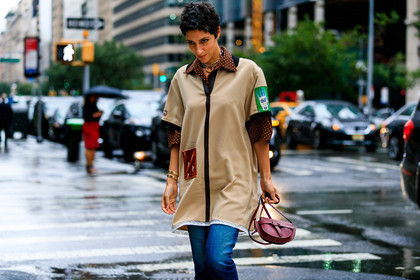 beige shirt, blue denim, bordeaux, burgundy, chloé, denim pants, jeans, leather bag, loewe, necklace, red bag, trousers, yasmin sewell, street style, jonathan paciullo, FW, frenchystyle, fashion week, NYFW, NEW YORK, SPRING SUMMER 2019, SS 19, atmosphere details, horizontal, detail