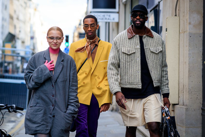 tweed jacket, button jacket, leather collar, beige jacket, beige shorts, light beige shorts, striped jacket, kaki jacket, black cap, black sunglasses, round shape sunglasses, yellow jacket, oversize jacket, aviator sunglasses, golden frame sunglasses, camel scarf, silk scarf, grey jacket, futurist shape sunglasses, mirror sunglasses, regina anikiy, phii, jean phillipe phiné n'djoli, fashion week, frenchystyle, FW, jonathan paciullo, street style, PFW, PARIS, SPRING SUMMER 2022, SS 22, horizontal, atmosphere details, detail