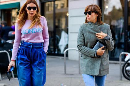 atmosphere details, AUTUMN WINTER 2017-2018, AW 17-18, black bag, blazer, blue denim, checked jacket, denim pants, detail, FALL WINTER 2017-2018, fashion week, frenchystyle, FW, FW 17-18, graphic jacket, high waist jeans, horizontal, jeans, jonathan paciullo, leather bag, MFW, MILAN, pink sweater, plaid, printed jacket, printed sweater, ray ban, street style, sunglasses, trousers