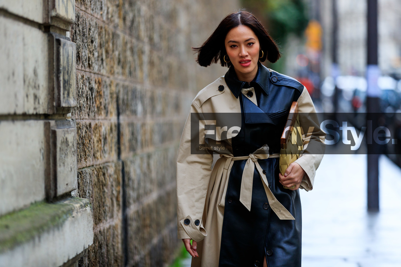 Tiffany Hsu, beige trench coat, black leather trench coat, belted trench coat, light yellow leather clutch, plaited clutch, bottega veneta bag, close up detail, fashion week, frenchystyle, FW, jonathan paciullo, street style, PFW, PARIS, AUTUMN WINTER 2020-2021, FALL WINTER 2020-2021, FW 20-21, horizontal, detail, atmosphere details