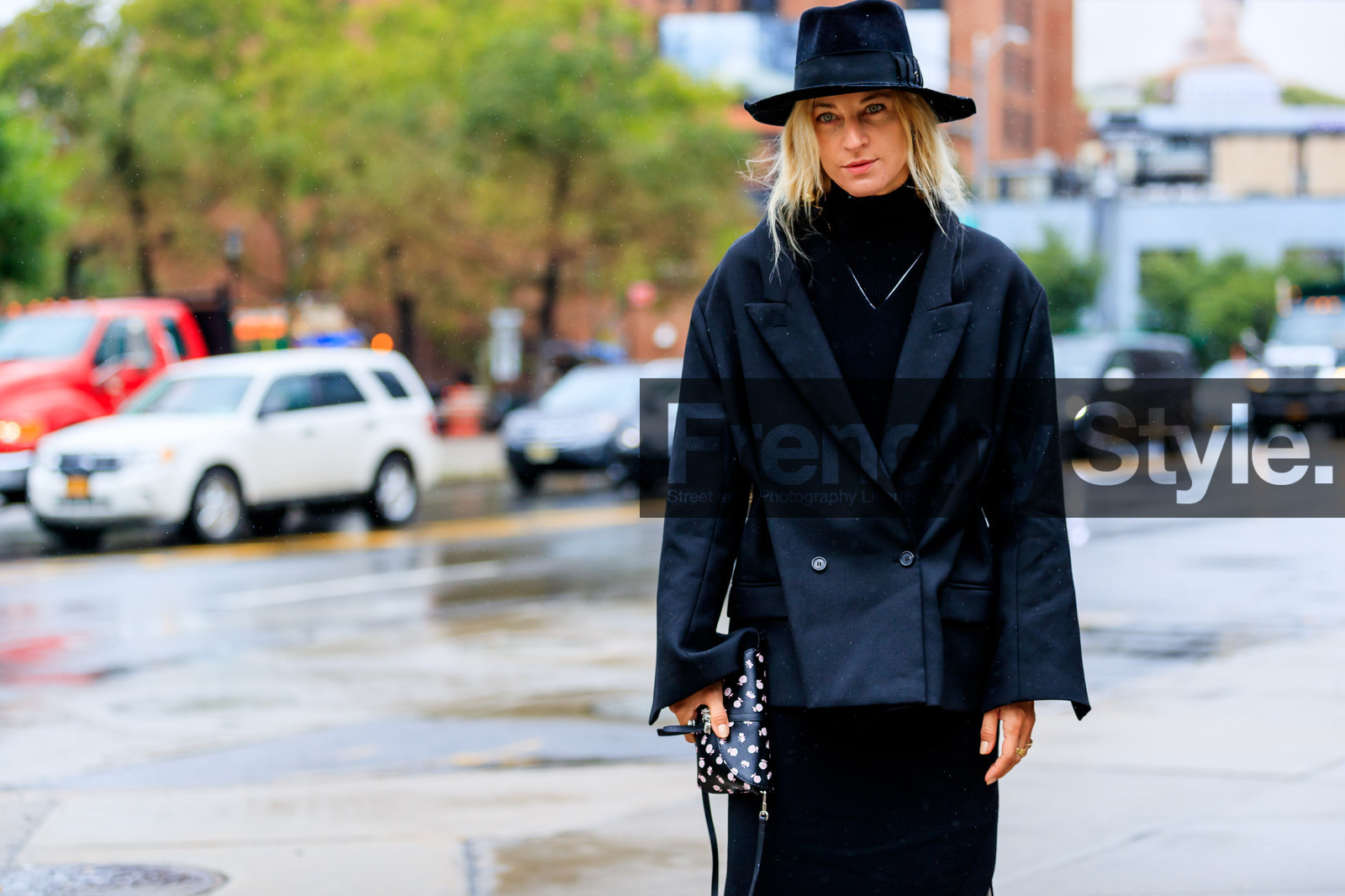 ada kokosar, black and white bag, black bag, black hat, black jacket, black skirt, black sweater, blazer, graphic bag, leather bag, printed bag, tone on tone, total look black, trousers, turtleneck sweater, street style, jonathan paciullo, FW, frenchystyle, fashion week, NYFW, NEW YORK, SPRING SUMMER 2019, SS 19, atmosphere details, horizontal, detail