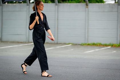black pants, black shirt, black shoes, leather shoes, tone on tone, total look black, trousers, fashion week, frenchystyle, FW, jonathan paciullo, street style, PFW, PARIS, atmosphere details, horizontal, full length, AUTUMN WINTER 2018-2019, FALL WINTER 2018-2019, FW 18-19, aleksandra woroniecka