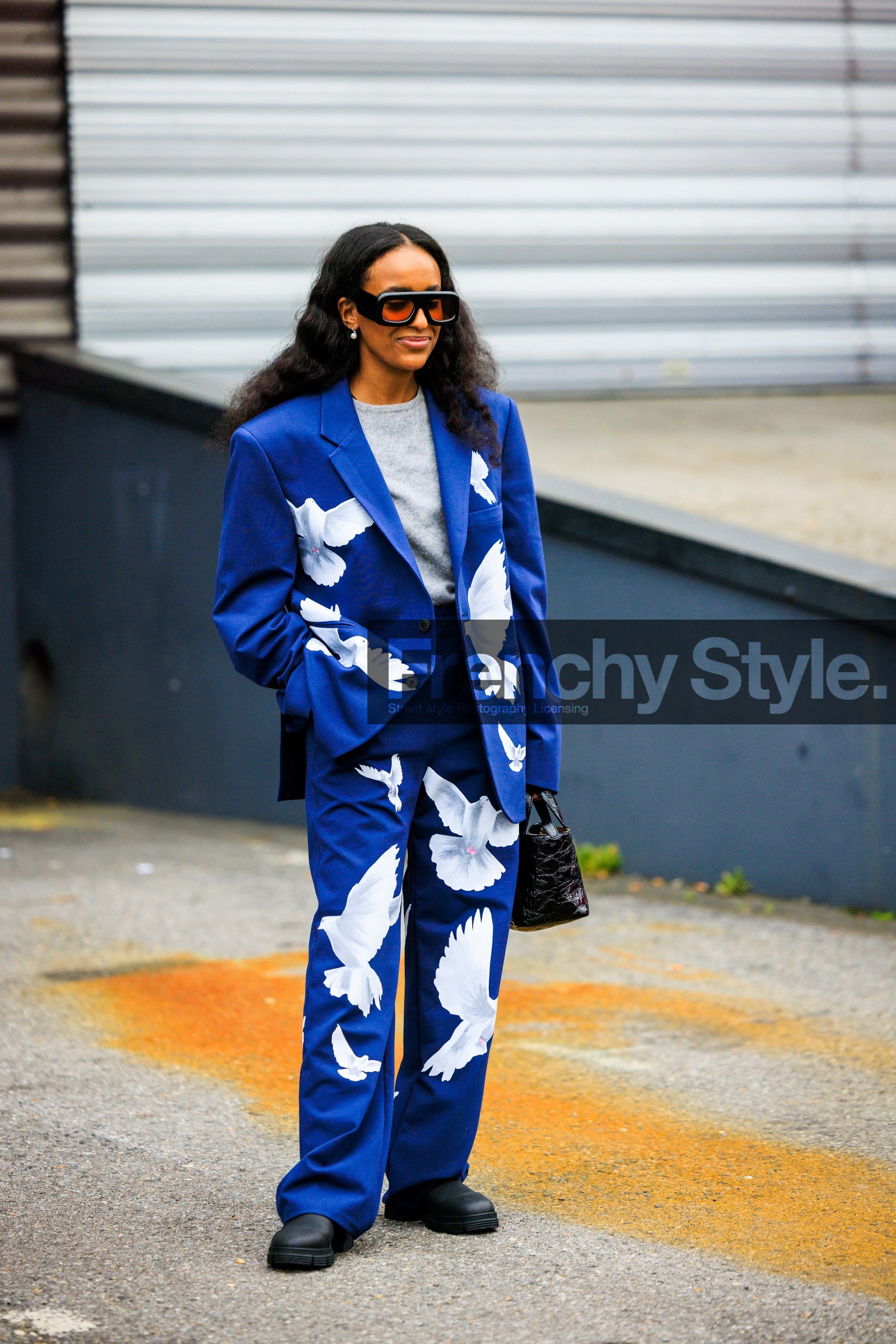 blue suit, birds suit, printed suit, black sunglasses, black handbag, grey tshirt, black shoes, coperni, street style, jonathan paciullo, FW, frenchystyle, fashion week, AUTUMN WINTER 2022-2023, FALL WINTER 2022_2023, FW 22-23, PFW, PARIS, full length, vertical