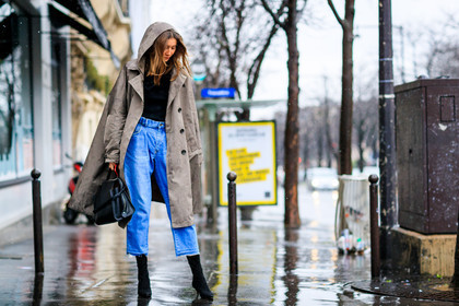 atmosphere details, AUTUMN WINTER 2017-2018, AW 17-18, beige coat, black bag, black shoes, black sweater, blue denim, denim pants, FALL WINTER 2017-2018, fashion week, frenchystyle, full length, FW, FW 17-18, high heels, hood, horizontal, jeans, jonathan paciullo, julie pelipas, leather bag, leather shoes, PARIS, PFW, street style, trench coat, trousers