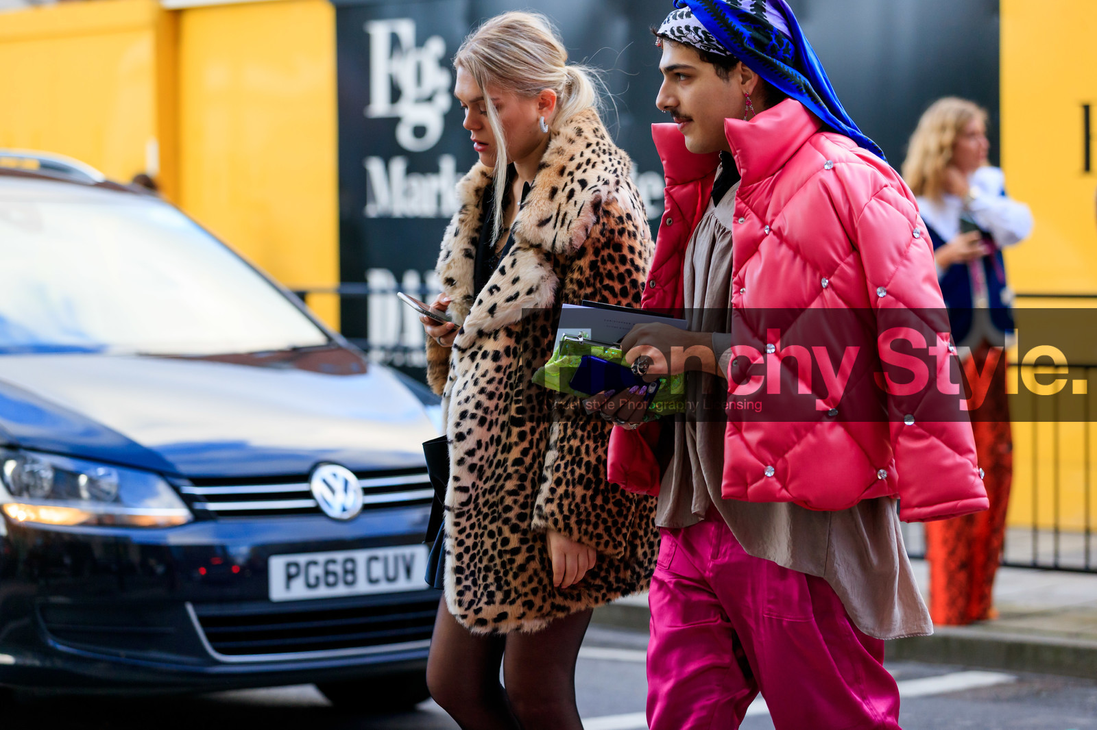 leopard printed coat, fur coat, down jacket, pink coat, strassed coat, quilted coat, pink pants, hair scarf, blue scarf, beige blouse, fashion week, frenchystyle, FW, jonathan paciullo, street style, LFW, LONDON, AUTUMN WINTER 2020-2021, FALL WINTER 2020-2021, FW 20-21, horizontal, atmosphere details, detail