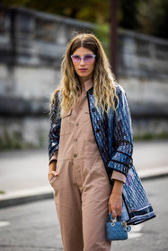 bag, beige jumpsuit, blue bag, coat, dior coat, jumpsuit, leather bag, mini bag, purple sunglasses, quilted bag, raincoat, sunglasses, transparent sunglasses, Veronika Heilbrunner, print, logo print, printed coat, dior raincoat, transparent raincoat, fashion week, frenchystyle, FW, jonathan paciullo, street style, PFW, PARIS, SPRING SUMMER 2022, SS 22, vertical, atmosphere details