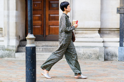 atmosphere details, fashion week, frenchystyle, full length, FW, graphic jumpsuit, green jumpsuit, horizontal, jonathan paciullo, leather bag, leather shoes, LFW, LONDON, mules, printed jumpsuit, silver shoes, SPRING SUMMER 2018, SS 18, street style, trousers