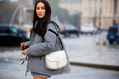 tamara kalinic, dior bag, dior coat, dior skirt, dior total look, dior strap bag, checked coat, checked skirt, houndstooth printed coat, houndstooth printed skirt, mini skirt, black skirt, white skirt, hoodie, hoodie coat, down jacket, white leather bag, fashion week, frenchystyle, FW, jonathan paciullo, street style, PFW, PARIS, SPRING SUMMER 2021, SS 21, horizontal, atmosphere details, detail