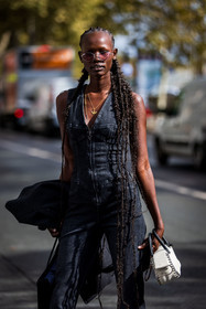 afro braid, bag, braid, corsert, denim, denim jumpsuit, grey denim, grey jean, grey jumpsuit, hairstyle, jumpsuit, long hair, round sunglasses, Shanelle Nyasiase, sunglasses, white bag, zipped jumpsuit, street style, jonathan paciullo, FW, frenchystyle, fashion week, PFW, PARIS, SPRING SUMMER 2022, SS 22, vertical, atmosphere details, model