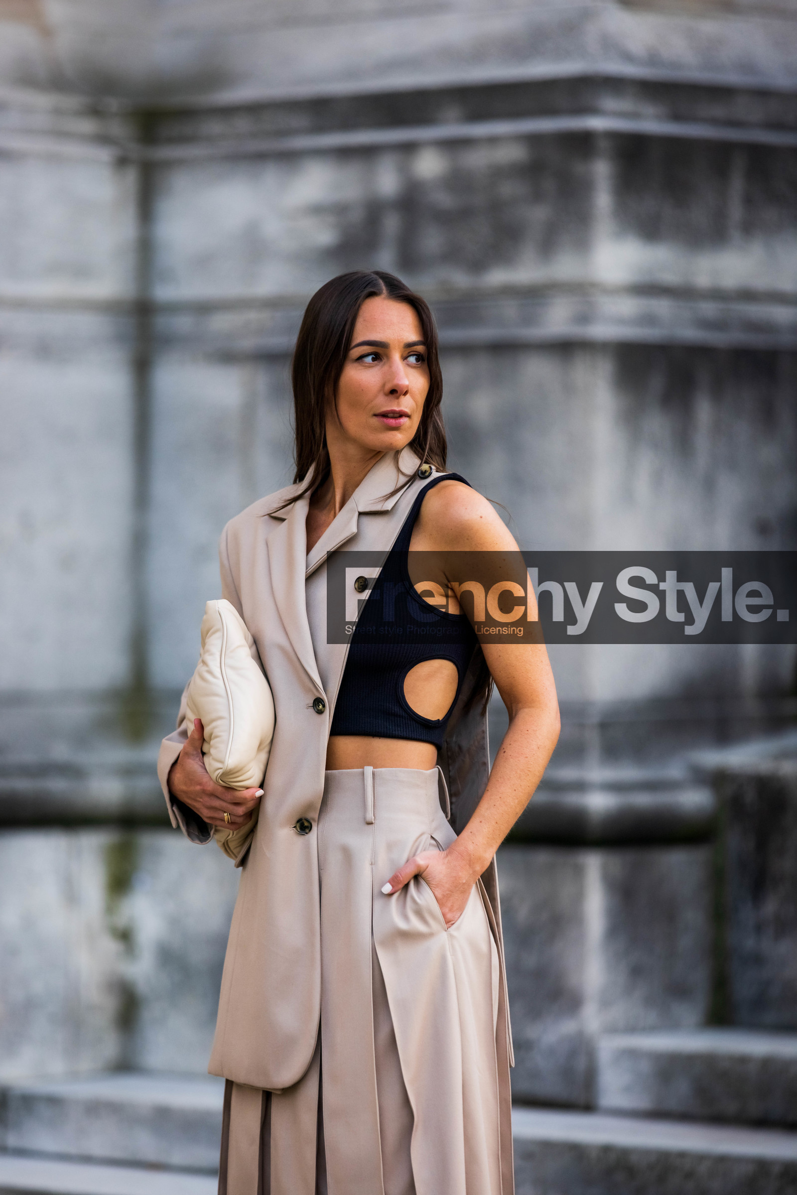 Alice Barbier, asymetrical blazer, bag, beige blazer, beige skirt, black top, blazer, cut out top, ecru bag, leather bag, margiela bag, pleated skirt, quilted bag, skirt, street style, jonathan paciullo, FW, frenchystyle, fashion week, PFW, PARIS, SPRING SUMMER 2022, SS 22, vertical, atmosphere details