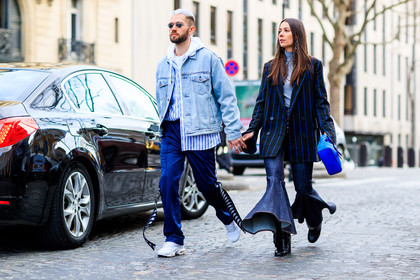 atmosphere details, AUTUMN WINTER 2017-2018, AW 17-18, black jacket, black shoes, blazer, blue bag, blue denim, denim jacket, denim pants, dyed hair, FALL WINTER 2017-2018, fashion week, flare jean, frenchystyle, full length, FW, FW 17-18, grey sweater, high heels, high waist, hoodie, horizontal, jeans, jonathan paciullo, leather bag, leather shoes, leila yavari, navy pants, PARIS, PFW, printed jacket, street style, striped jacket, trousers, white sneakers, white sweater
