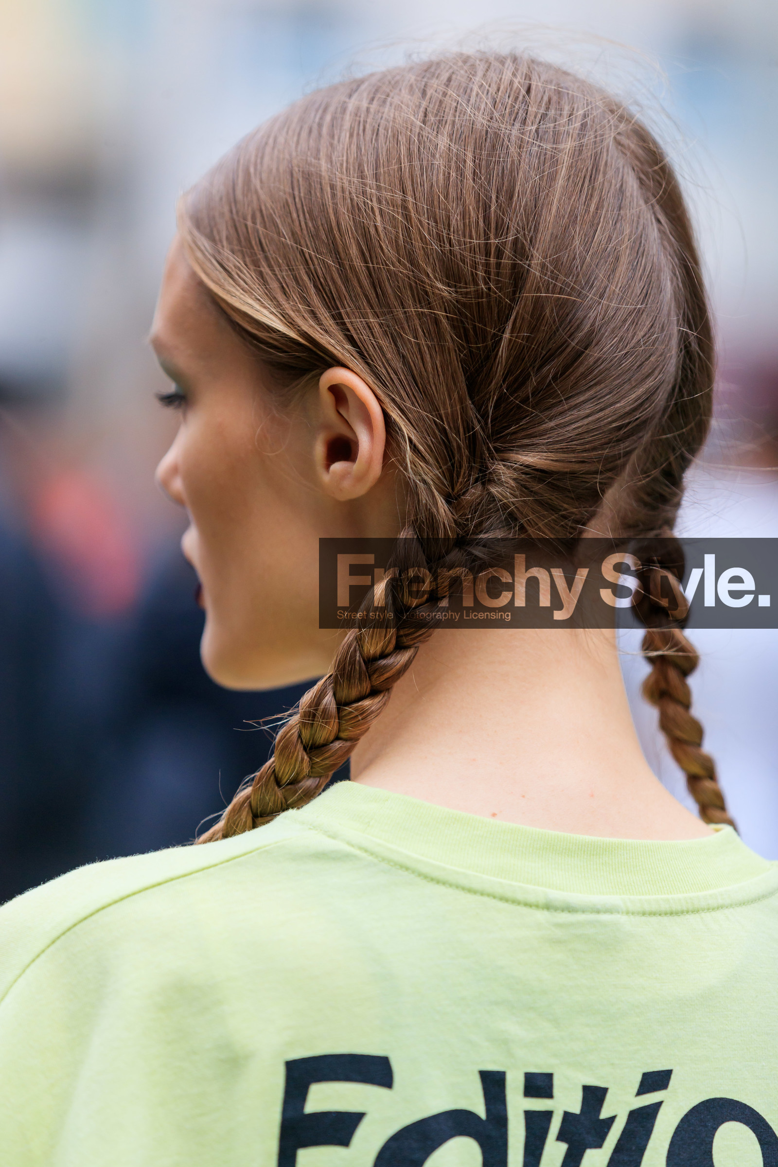 model, neon green top, long sleeves t-shirt, letter printed t-shirt, chinese signs printed t-shirt, hair details, plaited hair, close up detail, back details, fashion week, frenchystyle, FW, jonathan paciullo, street style, MFW, MILAN, SPRING SUMMER 2020, SS 20