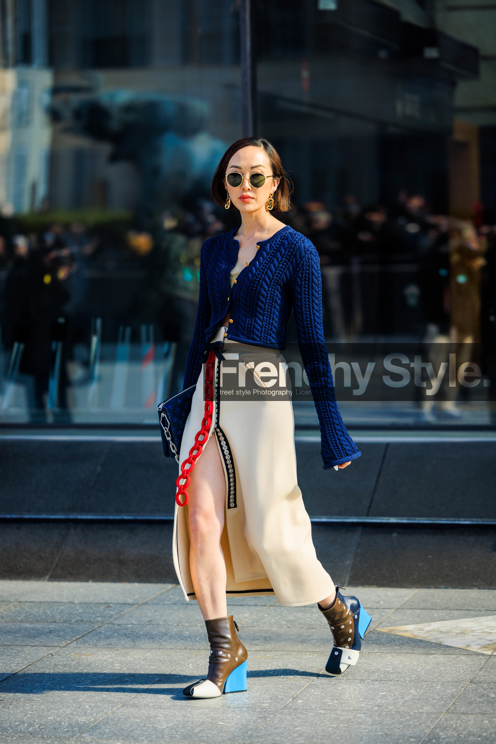 navy blue cardigan, knitted cardigan, knitweat, black sunglasses, louis vuitton earrings, louis vuittons, longskirt, white skirt, black handbag, louis vuitton bag, logo bag, louis vuitton boots, brown boots, multicolor boots, heeled boots, chain bag, short hair, red lips, xenia adonts, street style, jonathan paciullo, FW, frenchystyle, fashion week, AUTUMN WINTER 2022-2023, FALL WINTER 2022_2023, FW 22-23, PFW, PARIS, full length, vertical