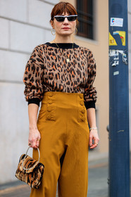 animal print, brown bag, brown sweater, camel pants, fur bag, graphic bag, graphic sweater, leopard, necklace, printed bag, printed sweater, sunglasses, trousers, MILAN, MFW, fashion week, frenchystyle, FW, jonathan paciullo, street style, AUTUMN WINTER 2019-2020, AW 19-20, FALL WINTER 2019-2020, FW 19-20, vertical, atmosphere details, detail