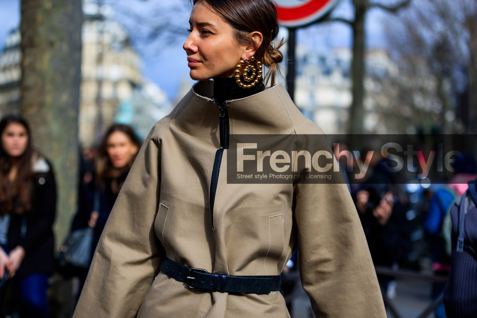 atmosphere details, AUTUMN WINTER 2017-2018, AW 17-18, beige dress, black belt, detail, earrings, FALL WINTER 2017-2018, fashion week, frenchystyle, FW, FW 17-18, horizontal, jonathan paciullo, julie pelipas, PARIS, PFW, street style, zip