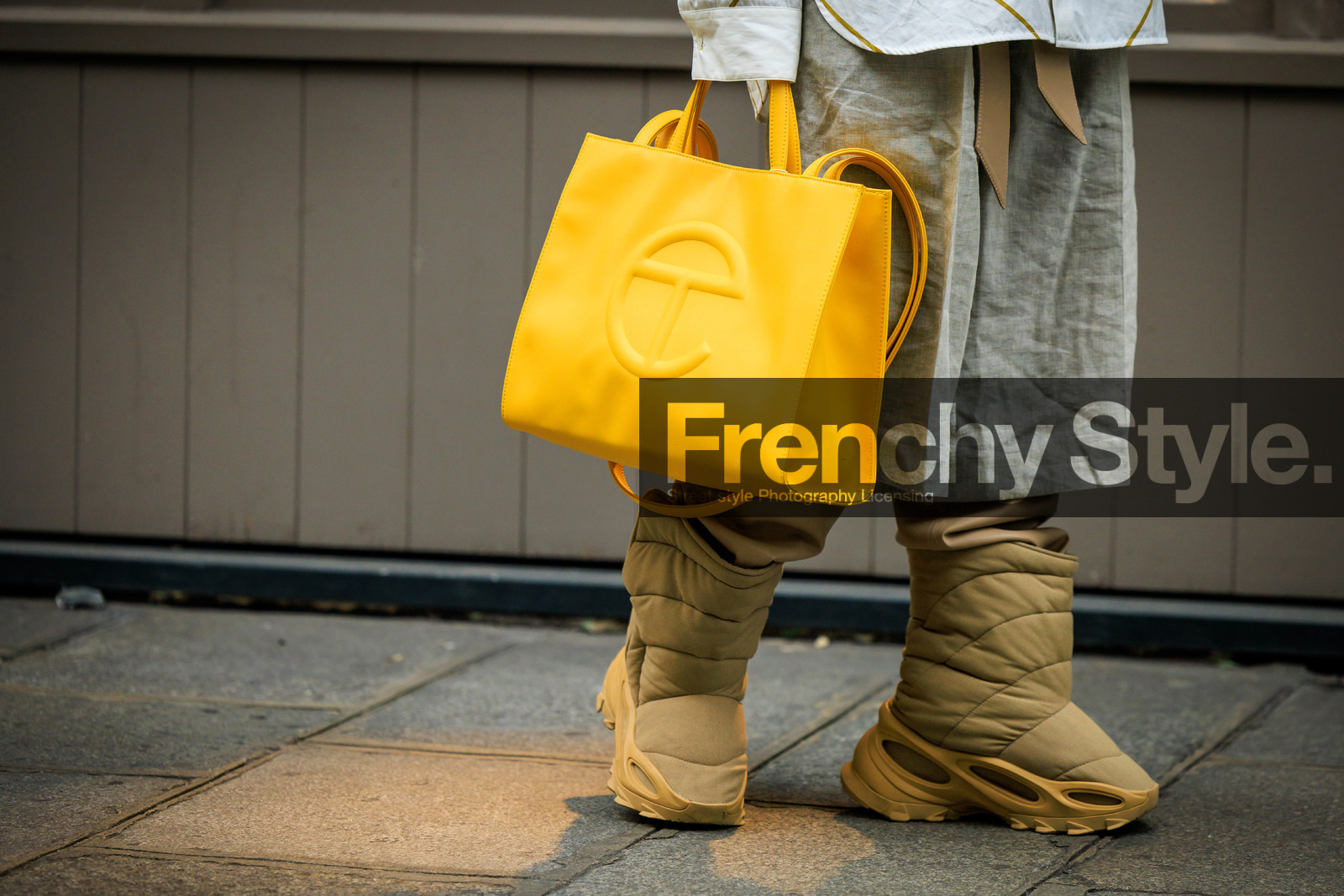 telfar bag, accesories, close up details, puffed boots, yeezy boots, moon boots, beige boots, big tote bag, leather totebag, yellow totebag, fashion week, frenchystyle, FW, jonathan paciullo, street style, AUTUMN WINTER 2022-2023, FALL WINTER 2022_2023, FW 22-23, PFW, PARIS, horizontal, atmosphere details, detail