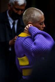 back, back detail, belt, color, Iris Law, knitwear, purple knitwear, yellow belt, street style, jonathan paciullo, FW, frenchystyle, fashion week, PFW, PARIS, SPRING SUMMER 2022, SS 22, vertical, atmosphere details