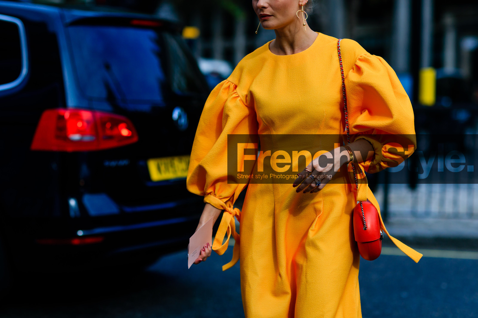 atmosphere details, bold shoulders, detail, earrings, fashion week, frenchystyle, FW, golden jewelry, horizontal, jonathan paciullo, leather bag, LFW, LONDON, orange dress, oversize, pandora sykes, red bag, rings, SPRING SUMMER 2017, SS 17, street style, woman