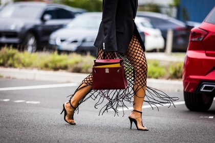 bag, black blazer, black sandals, black skirt, blazer, burgundy bag, close up, detail, fishnet skirt, fringes, hermes bag, kelly bag, sandals, skirt, Tiffany Hsu, PARIS, PFW, fashion week, frenchystyle, FW, jonathan paciullo, street style, SPRING SUMMER 2022, SS 22, horizontal, atmosphere details