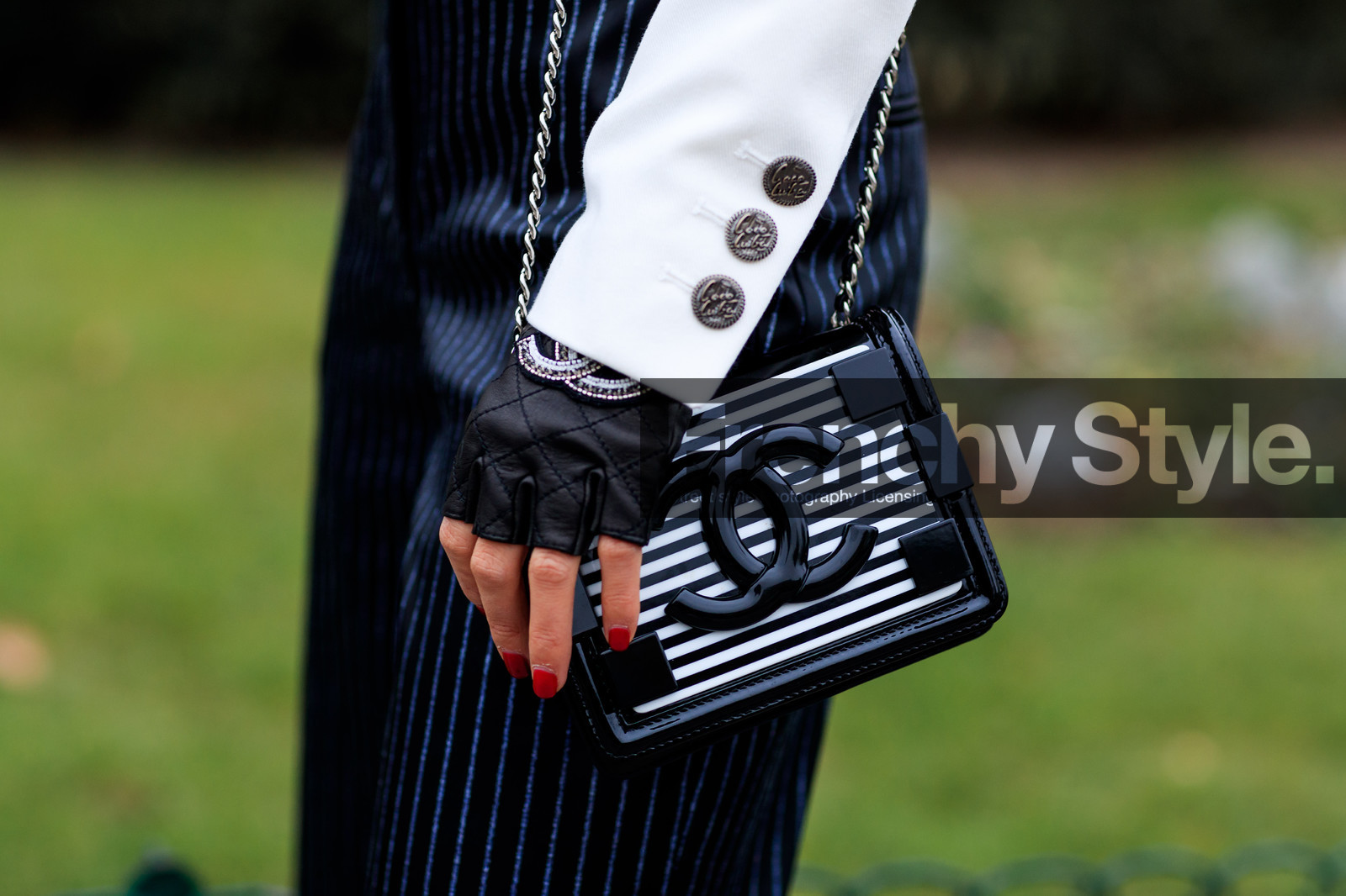 black and white bag, black bag, black gloves, chanel, graphic bag, high waist, leather bag, leather gloves, navy pants, striped bag, striped pants, trousers, white jacket, fashion week, frenchystyle, FW, jonathan paciullo, street style, PFW, PARIS, SPRING SUMMER 2017, SS 17, HAUTE COUTURE, atmosphere details, detail, horizontal