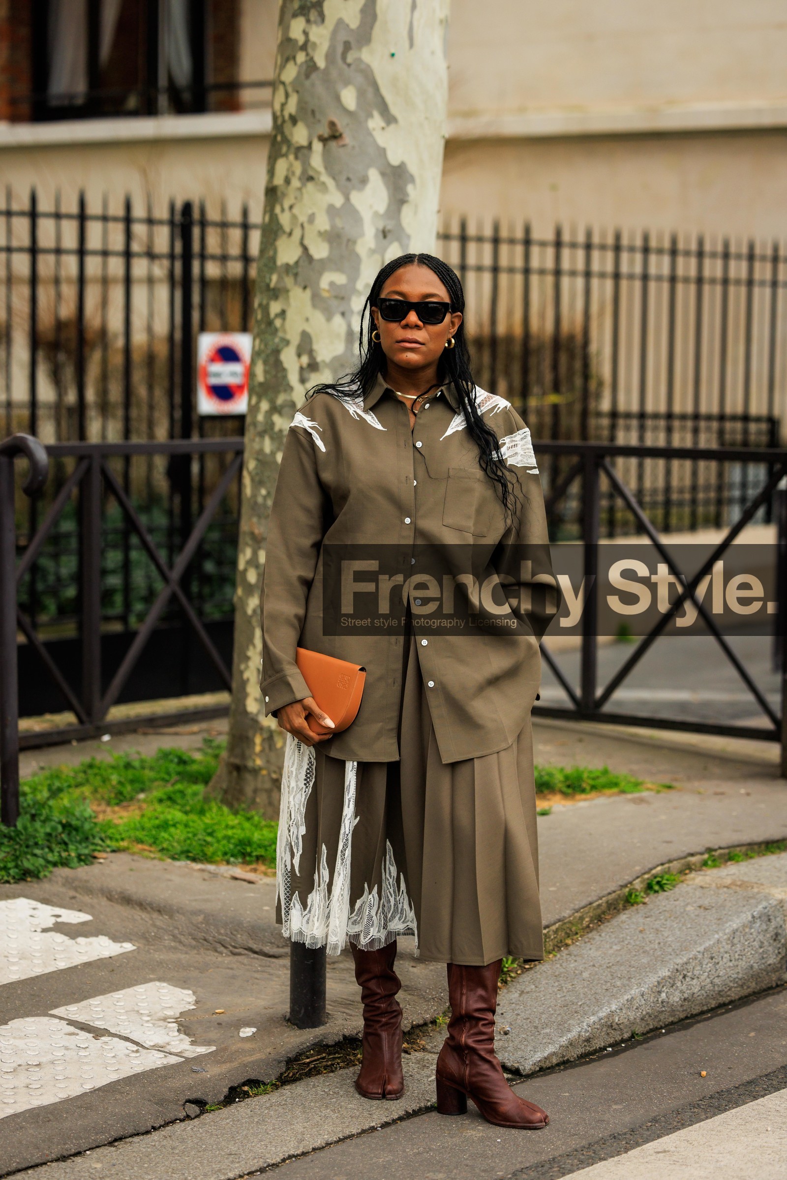 kaki shirt, pleated skirt, long braids, tabi boots, margiela boots, borwn boot, loewe pouch, small pouch, black sunglasses, street style, jonathan paciullo, FW, frenchystyle, fashion week, AUTUMN WINTER 2022-2023, FALL WINTER 2022_2023, FW 22-23, PFW, PARIS, full length, vertical