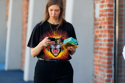 atmosphere details, black pants, black t shirt, detail, fashion week, frenchystyle, FW, gucci, horizontal, jonathan paciullo, leather bag, MFW, MILAN, printed t shirt, SPRING SUMMER 2018, SS 18, street style, trousers