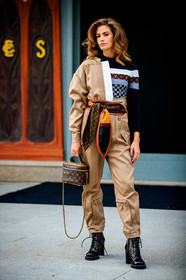 clara berry, striped pullover, monogrammed bag, monogrammed pullover, monogrammed belt, black pullover, brown pullover, checked pullover, brown leather bag, brown leather belt, beige leather jumpsuits, asymetrical jumpsuits, louis vuitton bag, louis vuitton belt, louis vuitton pullover, louis vuitton total look, louis vuitton jumpsuits, louis vuitton boots, monogrammed boots, brown leather boots, laced boots, striped belt, camel leather belt, PARIS, PFW, fashion week, frenchystyle, FW, jonathan paciullo, street style, SPRING SUMMER 2021, SS 21, vertical, full length