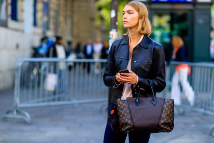 arizona muse, atmosphere details, black jacket, brown bag, detail, fashion week, frenchystyle, FW, horizontal, jonathan paciullo, leather bag, leather jacket, louis vuitton, model, monogram, PARIS, PFW, printed bag, SPRING SUMMER 2017, SS 17, street style