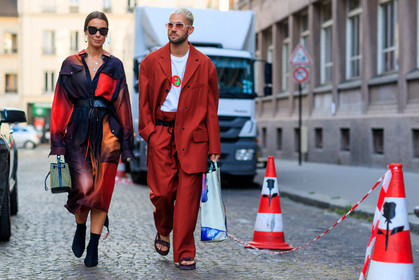 acne studios, alice & j.s, atmosphere details, black bag, black belt, black boots, black dress, blazer, bordeaux, burgundy, fashion week, frenchystyle, full length, FW, high heels, horizontal, jonathan paciullo, kenzo, leather bag, leather belt, leather shoes, MENSWEAR, PARIS, PFW, printed dress, printed t shirt, red dress, red jacket, red pants, red sandals, red suit, shirt dress, SPRING SUMMER 2018, SS 18, street style, studs, sunglasses, tie & die, trousers, white bag, white t shirt