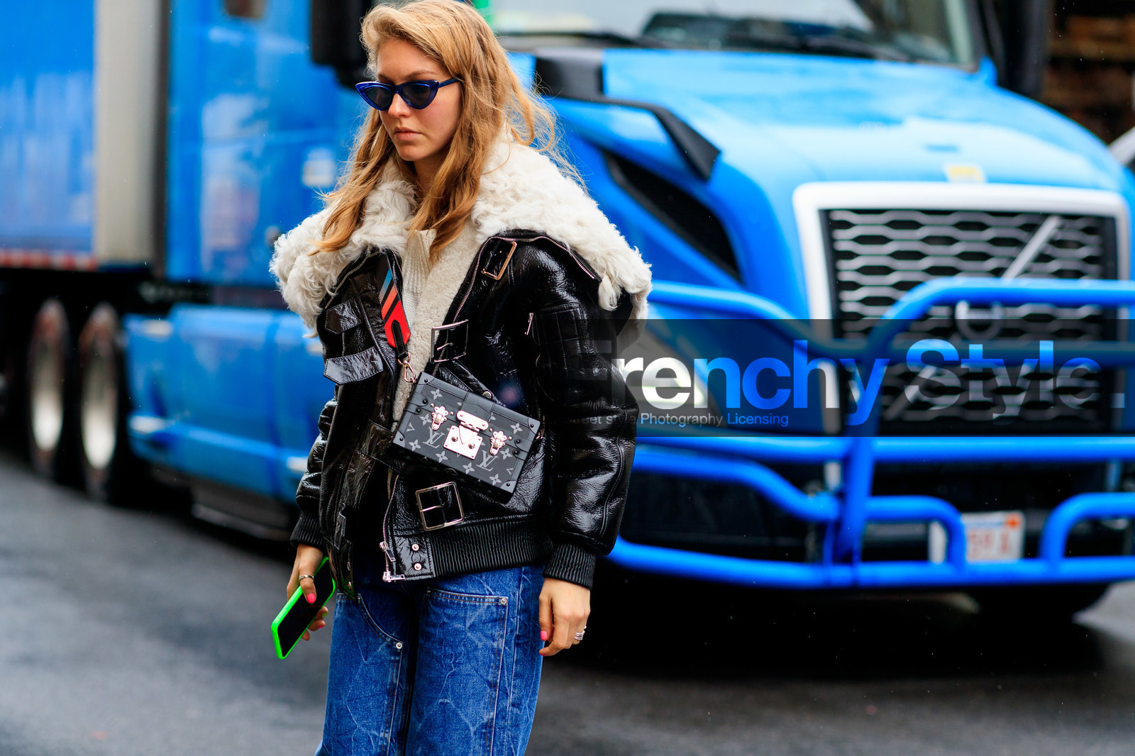 jessica minkoff, eyecat sunglasses, mirror sunglasses, black polish coat, vinyl coat, white coat, fur collar coat, fur coat, black leather bag, box bag, monogrammed bag, louis vuitton bag, crossbody bag, striped strap bag, blue jeans, denim, blue sunglasses, black bombers, fashion week, frenchystyle, FW, jonathan paciullo, street style, NYFW, NEW YORK, AUTUMN WINTER 2020-2021, FALL WINTER 2020-2021, FW 20-21, horizontal, atmosphere details, detail