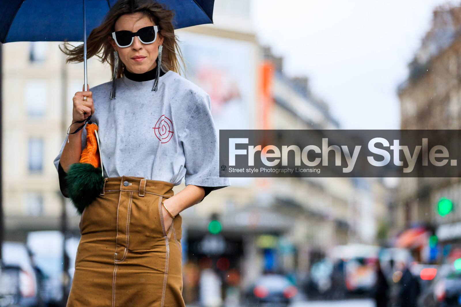 atmosphere details, AUTUMN WINTER 2017-2018, AW 17-18, brown skirt, carhartt, detail, FALL WINTER 2017-2018, fashion week, frenchystyle, fur bag, FW, FW 17-18, green fur, grey t shirt, horizontal, jonathan paciullo, leather bag, orange bag, PARIS, PFW, printed t shirt, street style, sunglasses