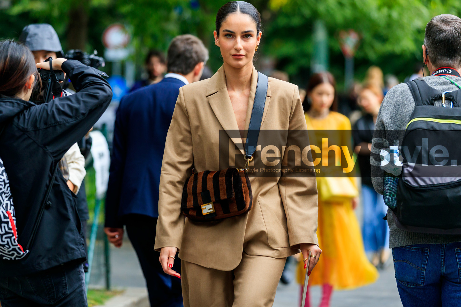 fiona zanetti, fendi bag, fendi baguette bag, velvet bag, black bag, brown bag, striped bag, crossbody bag, beige suits, beige jacket, street style, jonathan paciullo, FW, frenchystyle, fashion week, MFW, MILAN, SPRING SUMMER 2020, SS 20