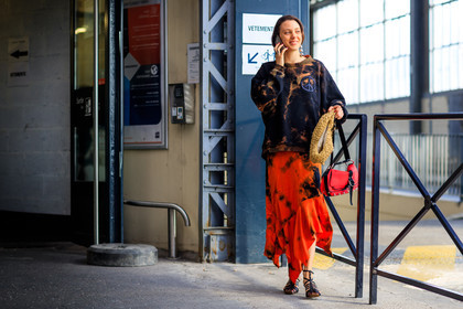 atmosphere details, black sandals, black sweater, detail, fashion week, frenchystyle, FW, georgia pendlebury, high heels, horizontal, jonathan paciullo, leather bag, leather shoes, MENSWEAR, orange skirt, PARIS, PFW, printed skirt, printed sweater, red bag, SPRING SUMMER 2018, SS 18, straw hat, street style, tie & die