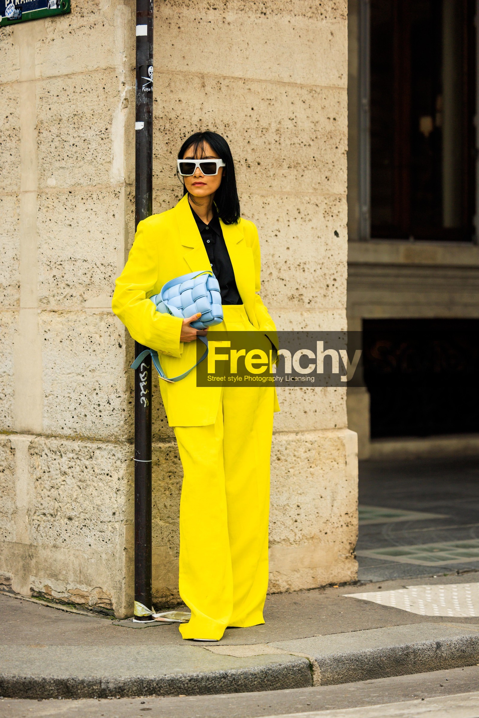 white sunglasses, yellow suit, black shirt, blue bag, bottega veneta bag, baggy pants, street style, jonathan paciullo, FW, frenchystyle, fashion week, AUTUMN WINTER 2022-2023, FALL WINTER 2022_2023, FW 22-23, PFW, PARIS, full length, vertical