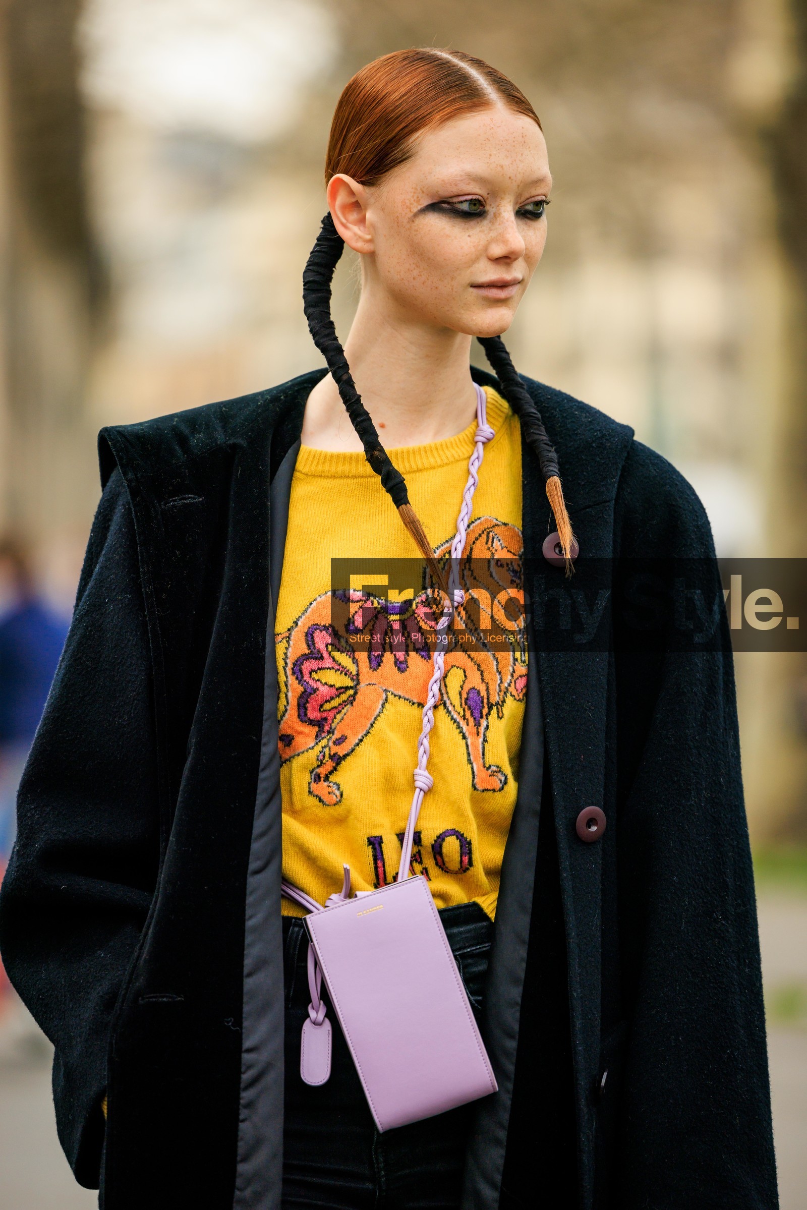 make up, close up, ginger hair, braids, piggy tails, smoky eyes, yellow shirt, printed shirt, leo tshirt, black trench, long trenchcoat, black boots, combat boots, dark denim pants, purple crossbody bag, mini necklace bag, model, fashion week, frenchystyle, FW, jonathan paciullo, street style, AUTUMN WINTER 2022-2023, FALL WINTER 2022_2023, FW 22-23, PFW, PARIS, vertical, detail