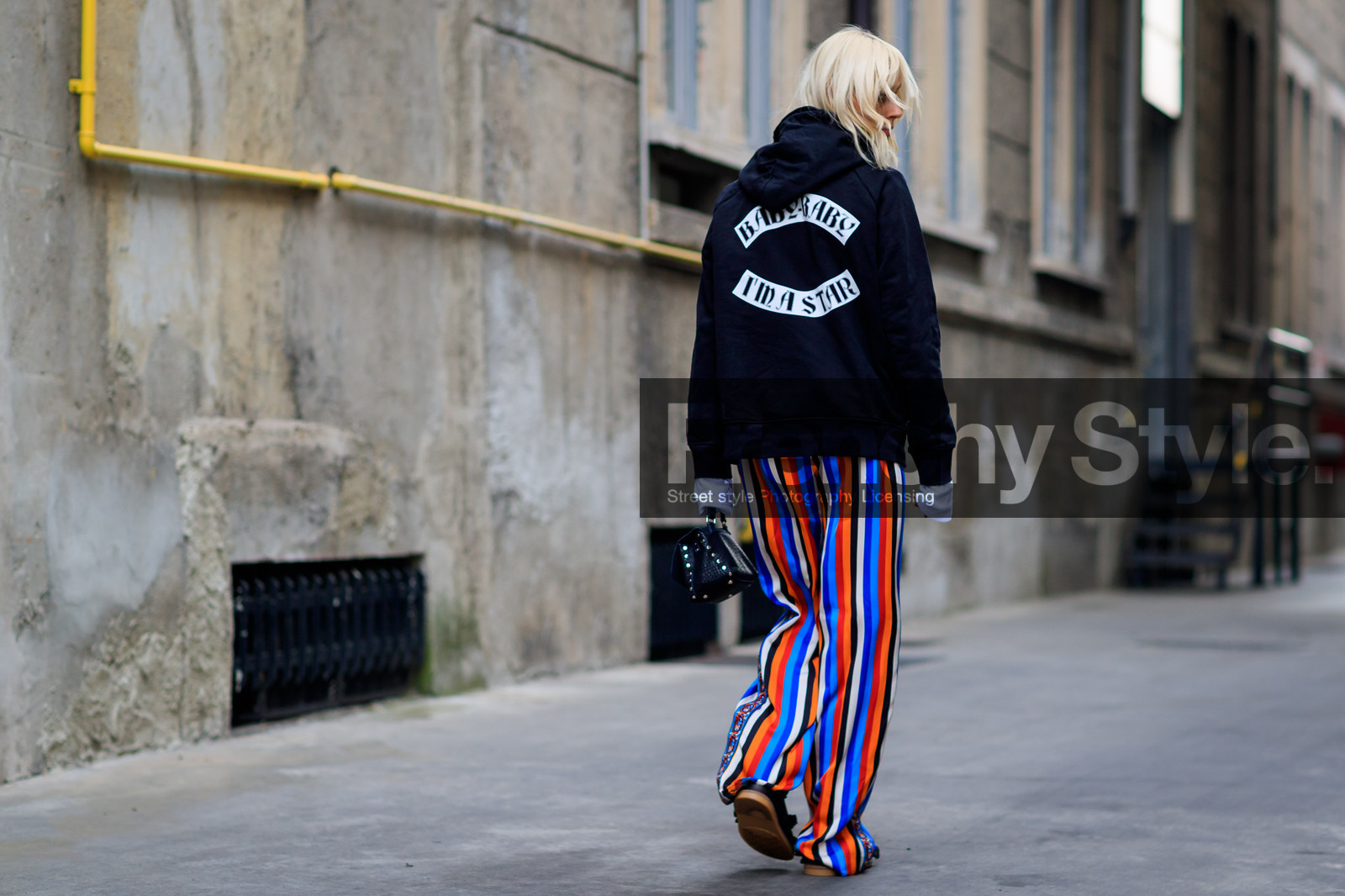 atmosphere details, AUTUMN WINTER 2017-2018, AW 17-18, back detail, black sandals, black sweater, FALL WINTER 2017-2018, fashion week, frenchystyle, full length, FW, FW 17-18, geometric, graphic pants, hoodie, horizontal, jonathan paciullo, leather bag, leather shoes, linda tol, MFW, MILAN, multicolor pants, printed sweater, street style, striped pants, trousers